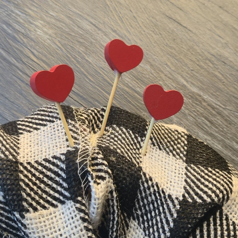 Handmade Heart-shaped Valentine's Day Wreath with black and white buffalo plaid